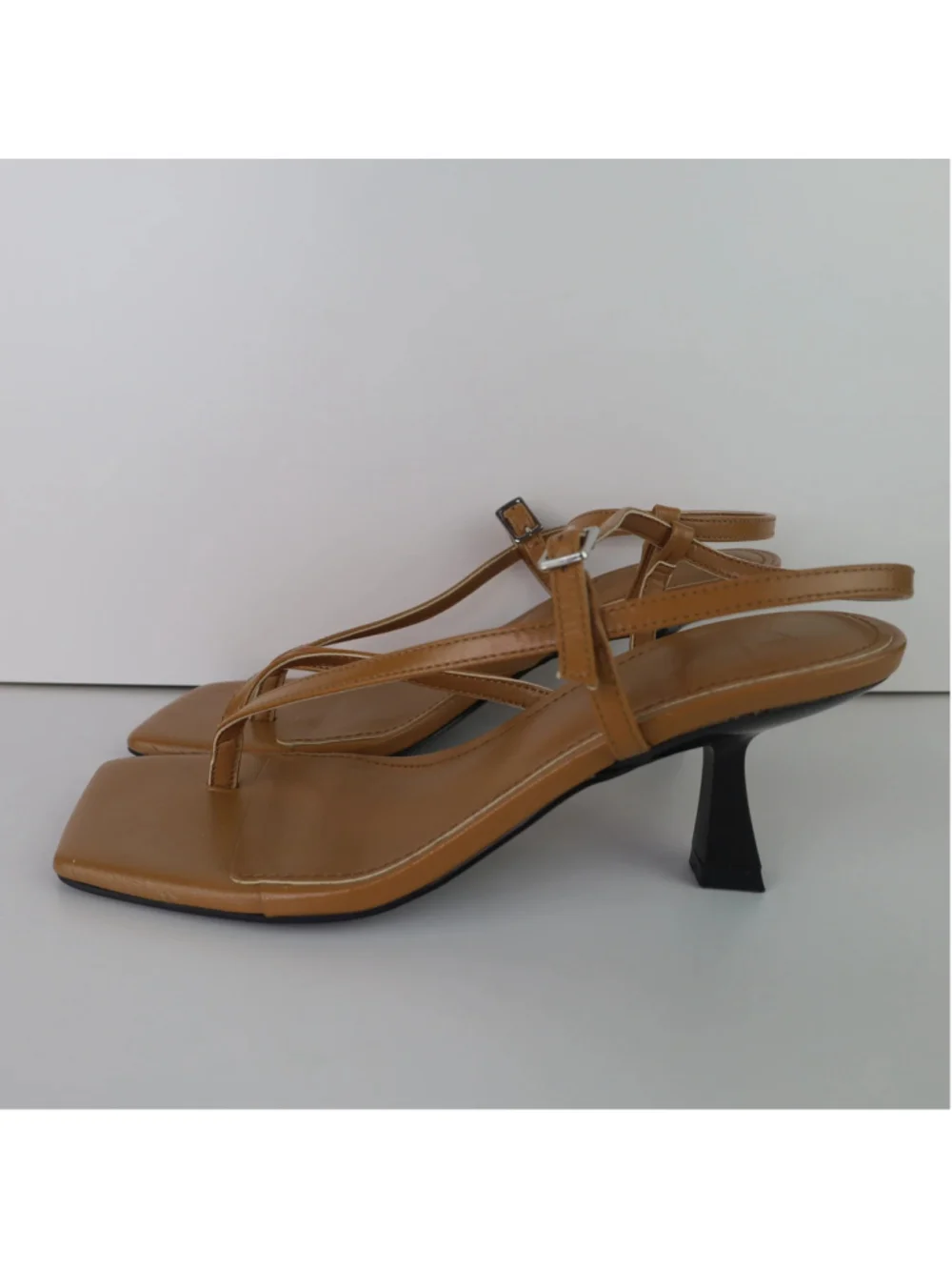 Marc Fisher LTD Calinda Sandals 5.5M Medium Natural Leather Thong Heels 0480